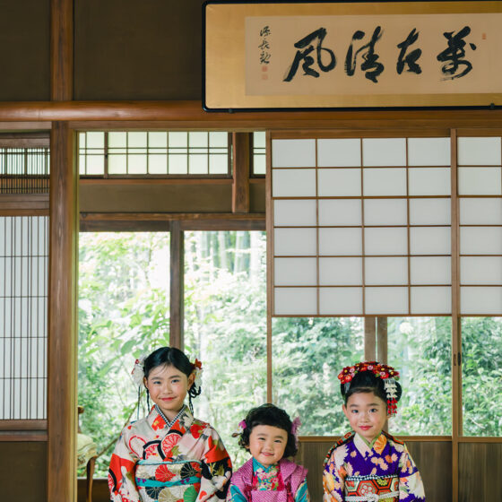 七五三用アンティーク着物を着た女の子三人が和室で正座し笑顔を見せる撮影シーン