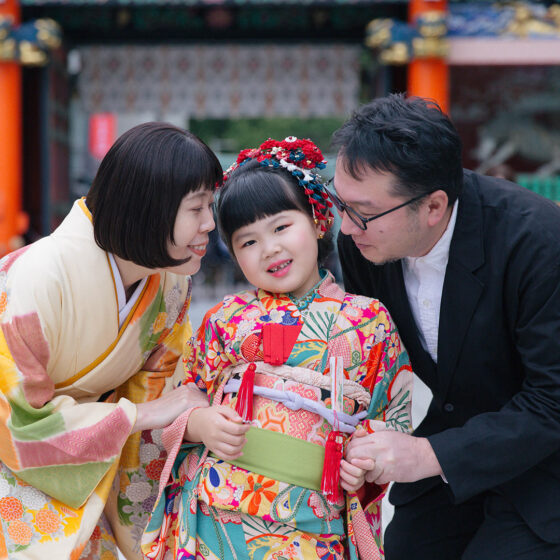 七五三でアンティーク着物を着た女の子と両親の記念写真